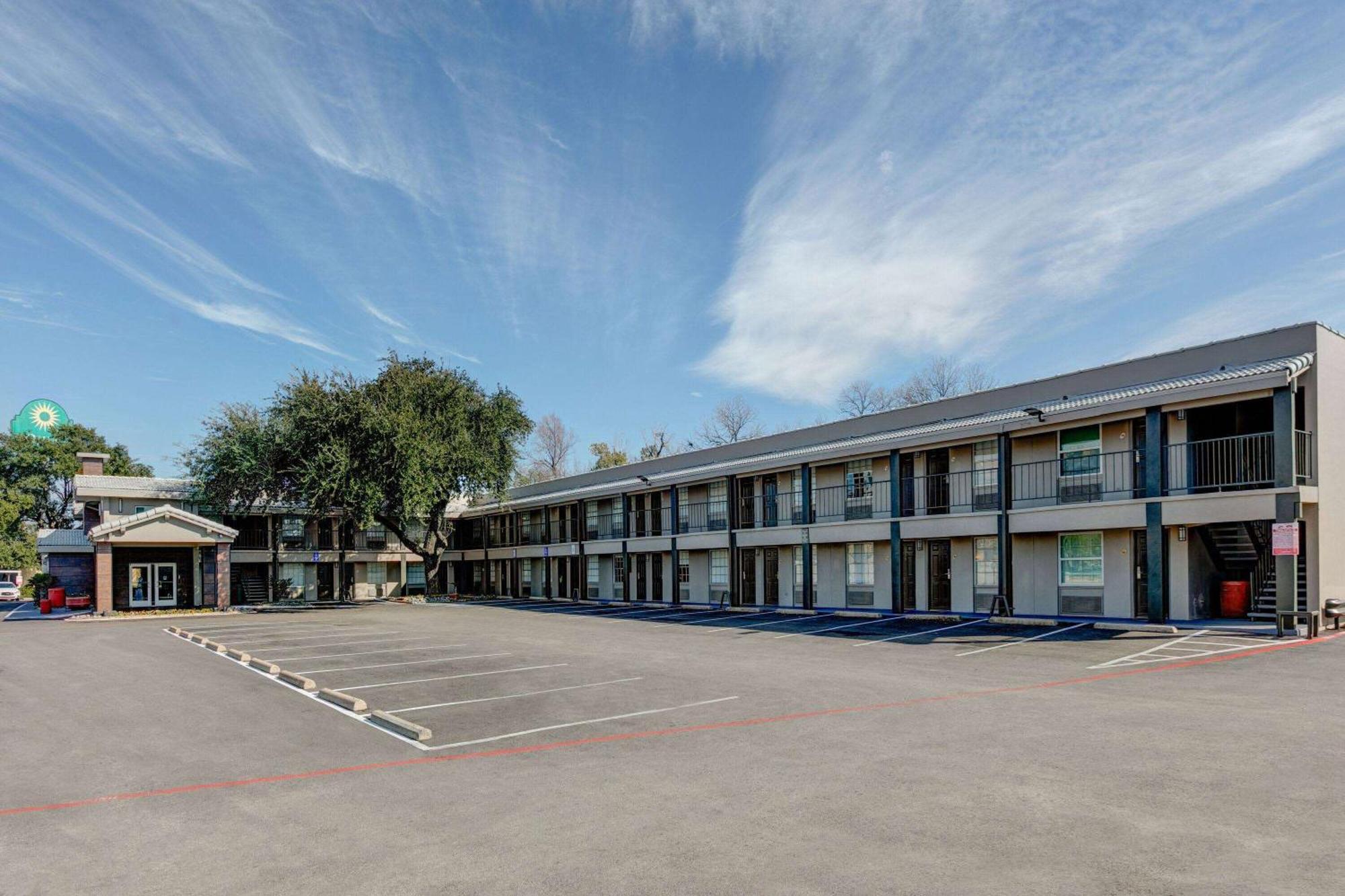 La Quinta Inn By Wyndham Dallas Uptown Zewnętrze zdjęcie